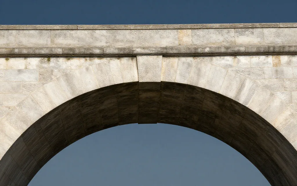 Arche de pierre vue par en dessous, dans une lumière rasante